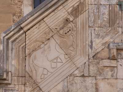 ...decorata da un leone...